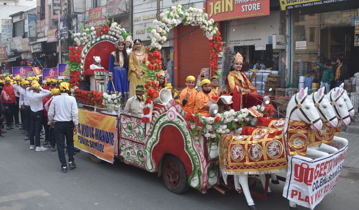 The city resonated with the verses of the Gita