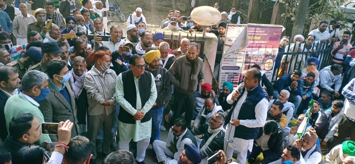 Farmers march to the district secretariat, stop at the gate, Yamunanagar