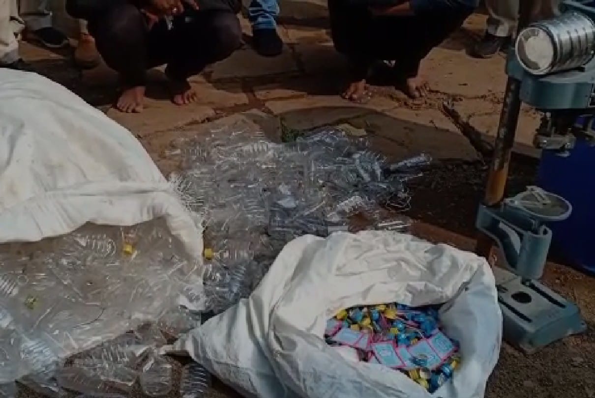 Shivpuri: Illegal country liquor factory was running in Tokanpur village, two arrested, bottles including drums filled with 200 liters of OP were also seized