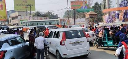 अंबेडकर चौराहे पर डग्गामार वाहनों के कारण आये दिन लगा रहता है जाम। संवाद