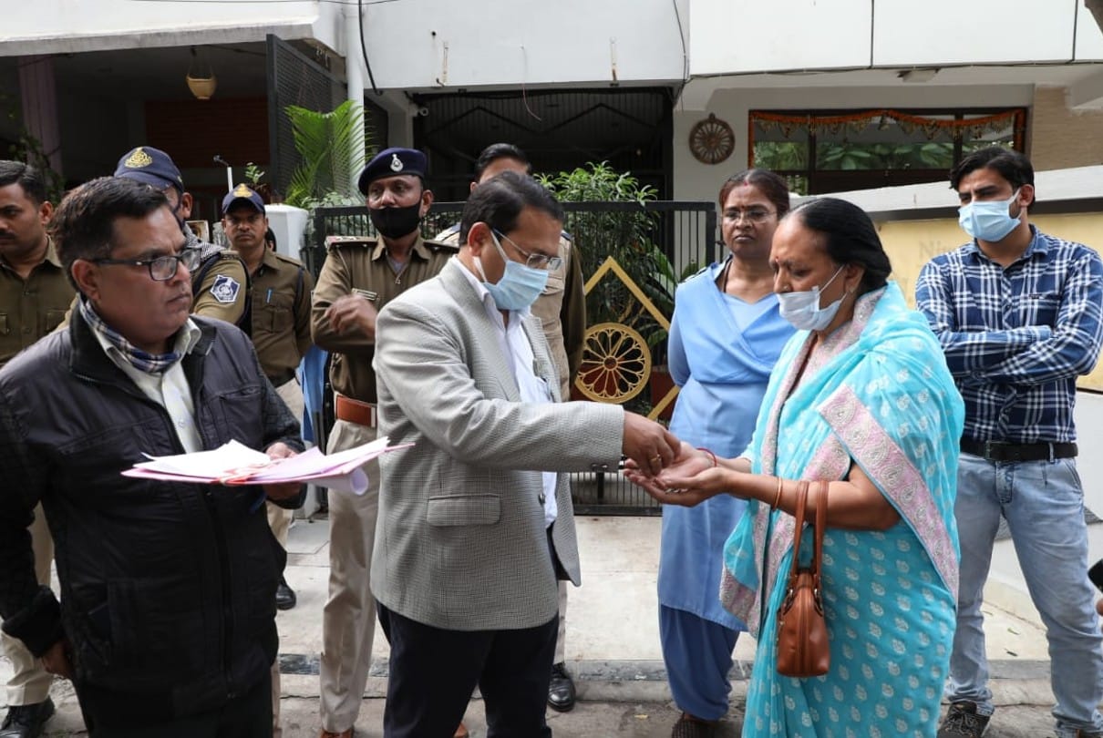Indore: 70 years old woman was wandering for justice for 14 years, when she got possession of the house, her eyes got wet.
