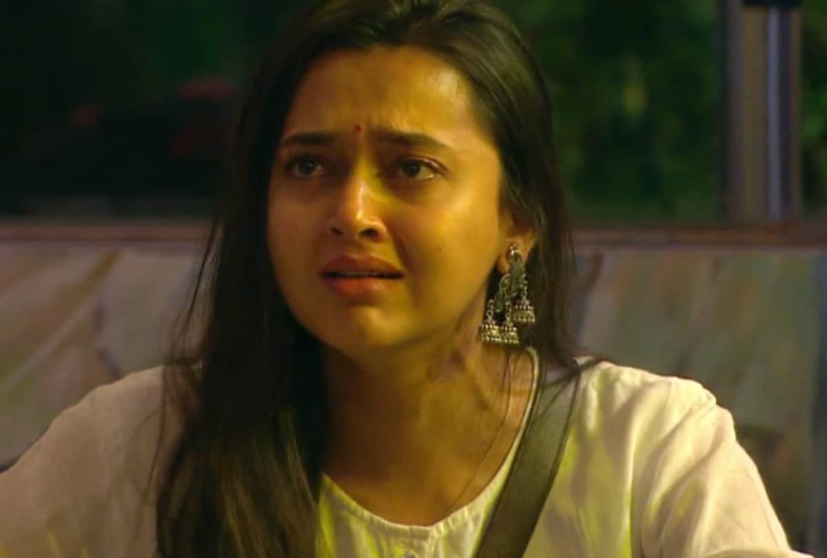 bigg boss 15 tejasswi prakash breakdown in bb house beg karan kundrra and rashami desai let her talk and put her point forward