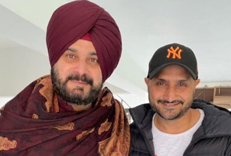 Punjab Congress President Navjot Sidhu Shares Photo with Cricketer Harbhajan Singh