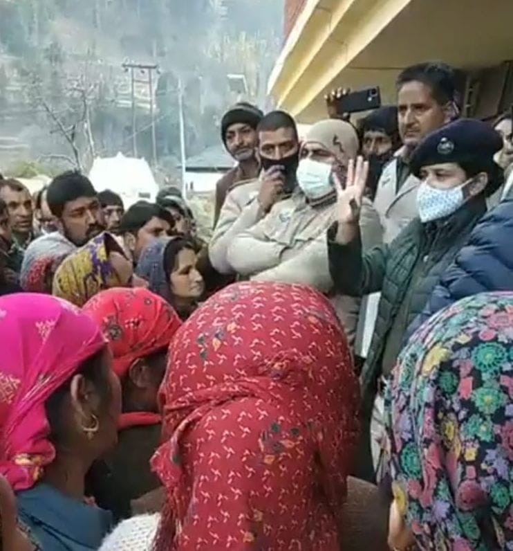 Murder case registered in clerk's death, villagers surrounded Janjehli police station