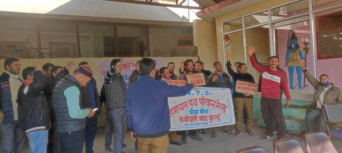 Technical workers, who were on strike for two hours, came out in support of the Peace Meal workers