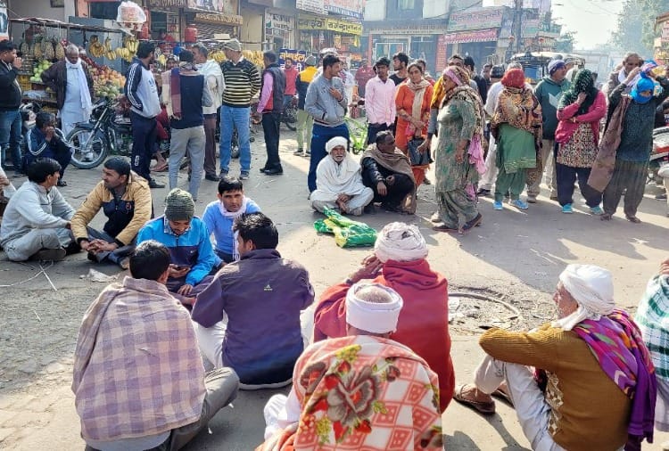 People blocked the road due to non-availability of urea fertilizer in Narwana of Jind