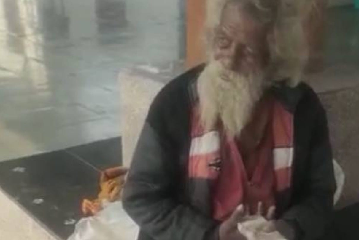 Ujjain: It rained notes at Nagda railway station... Elderly kept flying by taking notes out of pots