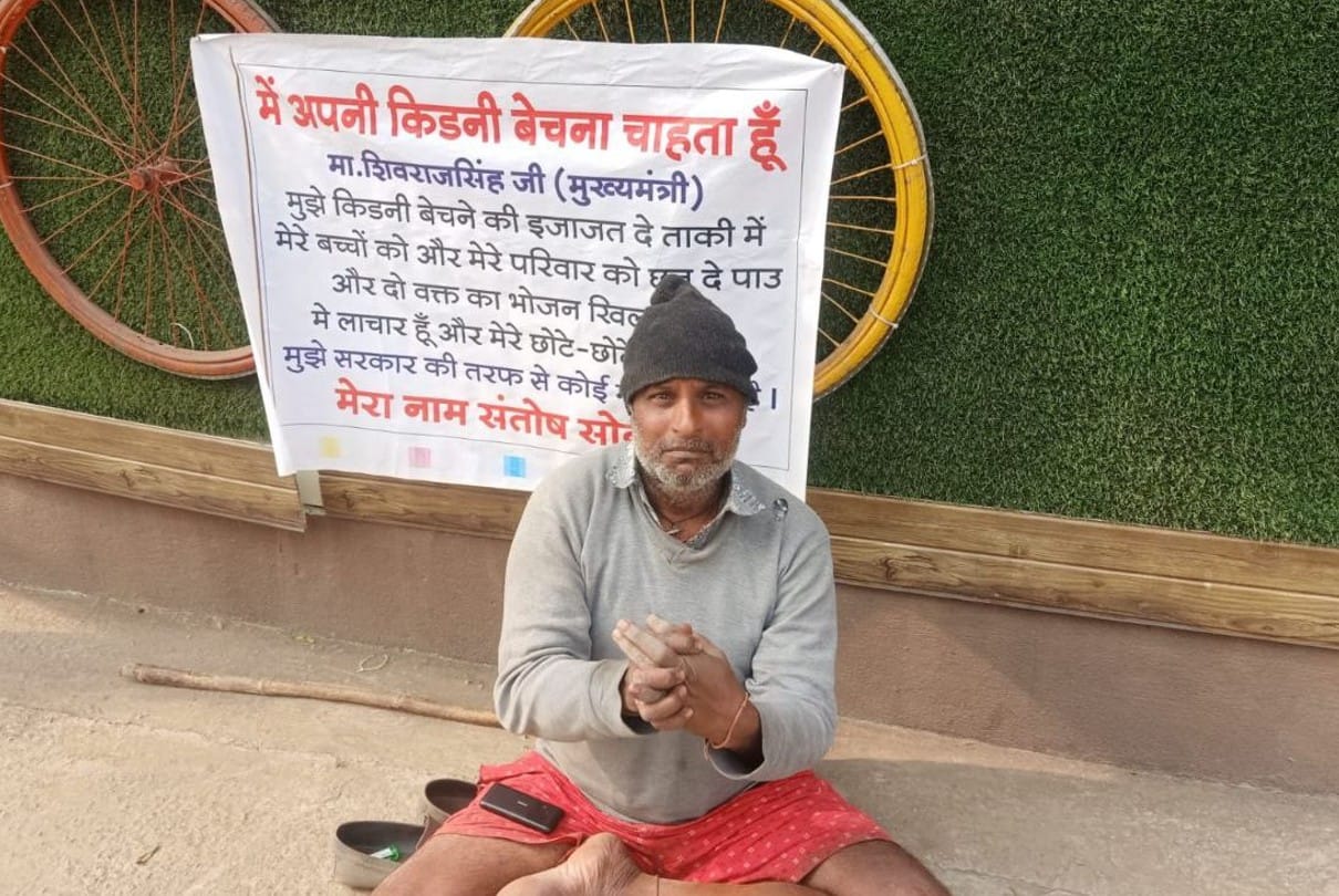 इस तरह पोस्टर लगाकर बैठा है धरने पर।