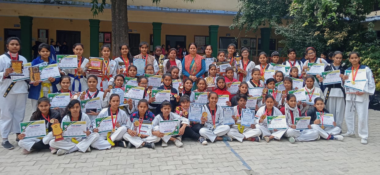 Honored girls who won medals in Taekwondo