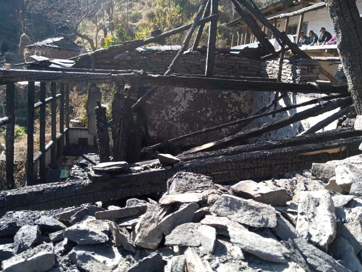 house brunt in fire in kullu aani