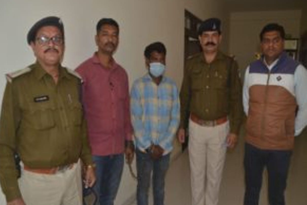 पुलिस गिरफ्त में आरोपी।