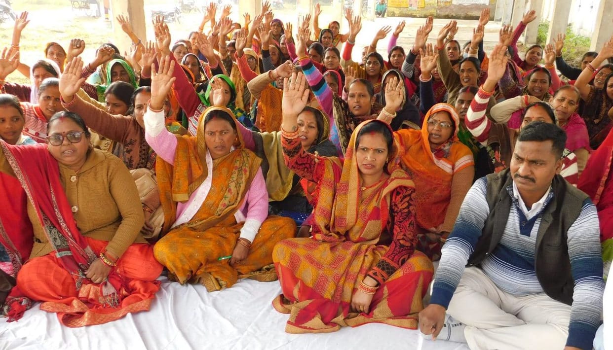 Anganwadi workers left for Lucknow