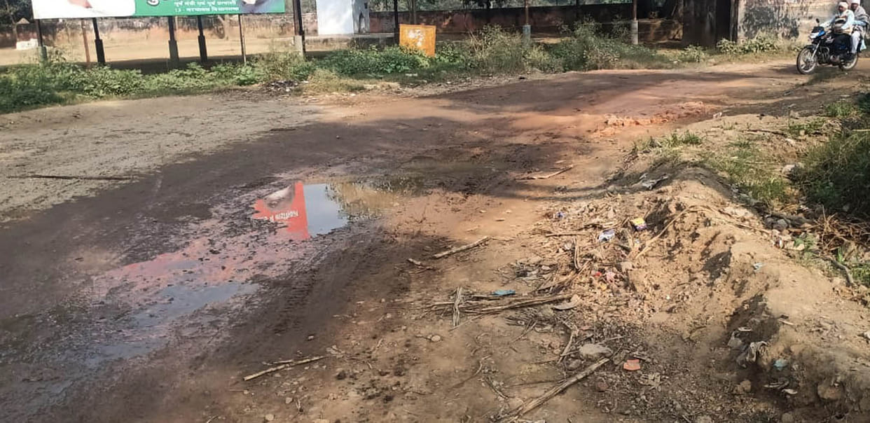Trouble due to stoppage of construction of Dudhli main road
