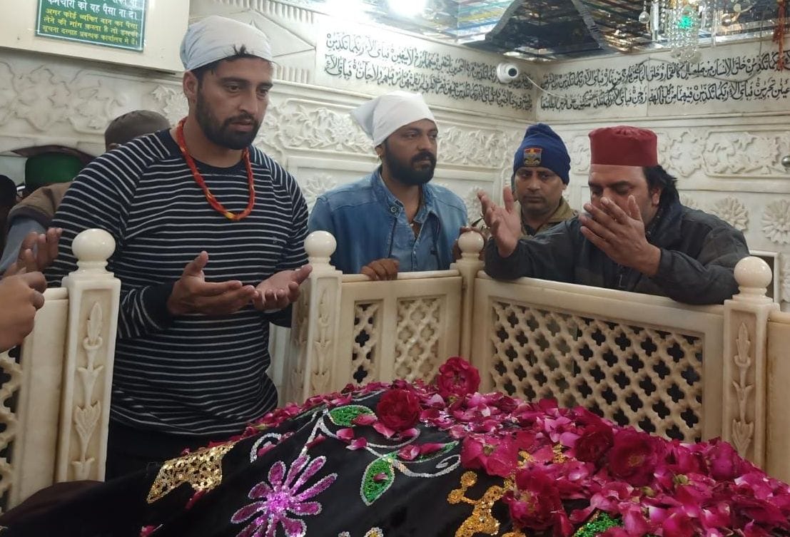 Cricketer Javed Khan prayed in Dargah