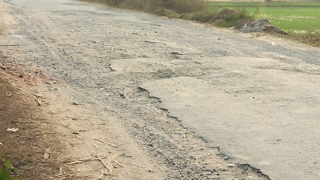 Tanda-Bouda road was dilapidated, trouble in transporting sugarcane