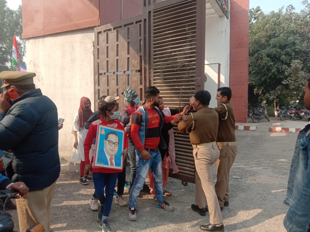 Temporary workers locked both the gates of the medical college