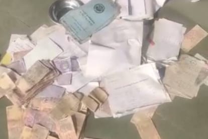 Ujjain: It rained notes at Nagda railway station... Elderly kept flying by taking notes out of pots