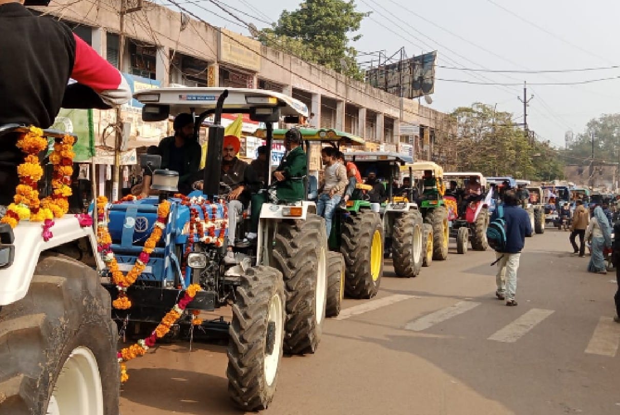 Shivpuri: Farmers took out victory procession with tractors on the victory of agricultural law withdrawal