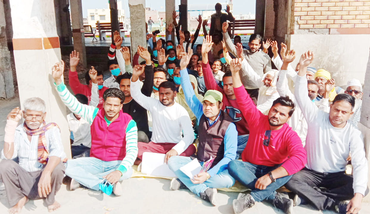 Demonstration by picketing for non-construction of underpass