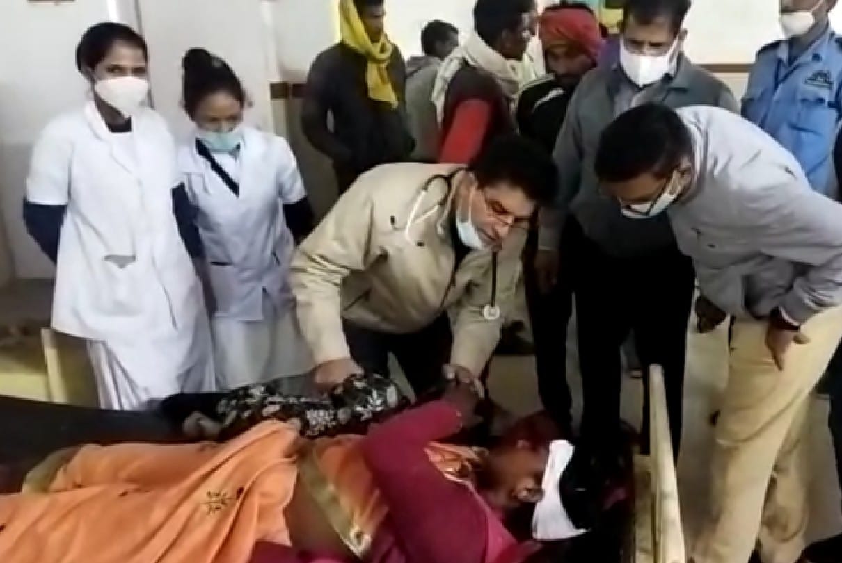 Sehore: A trolley full of women and children returning after seeing Bhilat Dev overturned, 24 women injured, 9 referred to Bhopal, three in critical condition