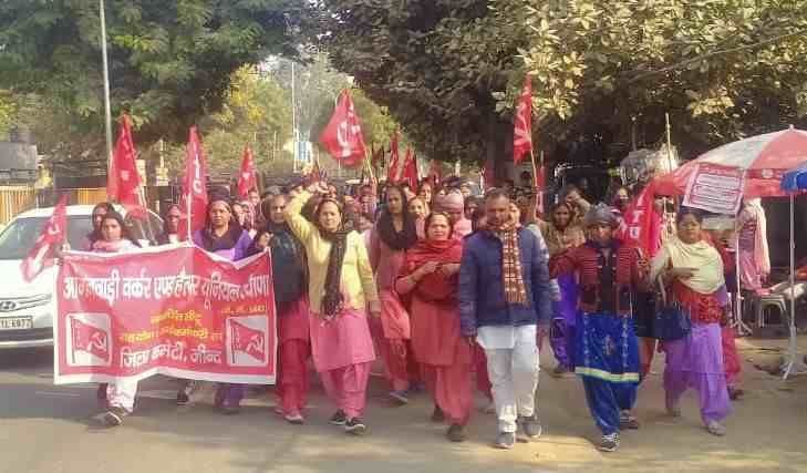 Anganwadi workers demonstrated wearing black sardines