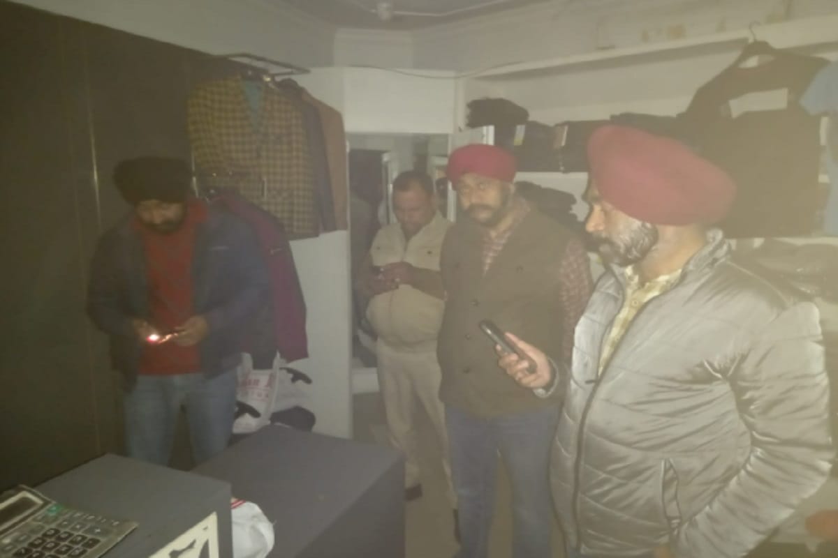 Meerut News: The miscreants have looted goods of many lakhs rupees in the clothing showroom in Abulen Bazar