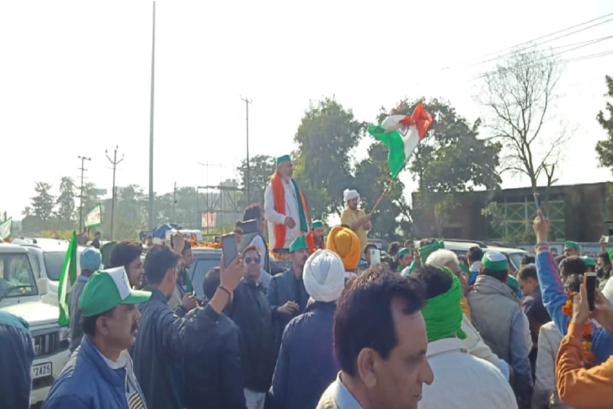 Muzaffarnagar News: Rakesh Tikait cut the cake on the birthday of Chaudhary Naresh in Hadoli village and gave Mahendra Singh Tikait Peace Prize to five farmers