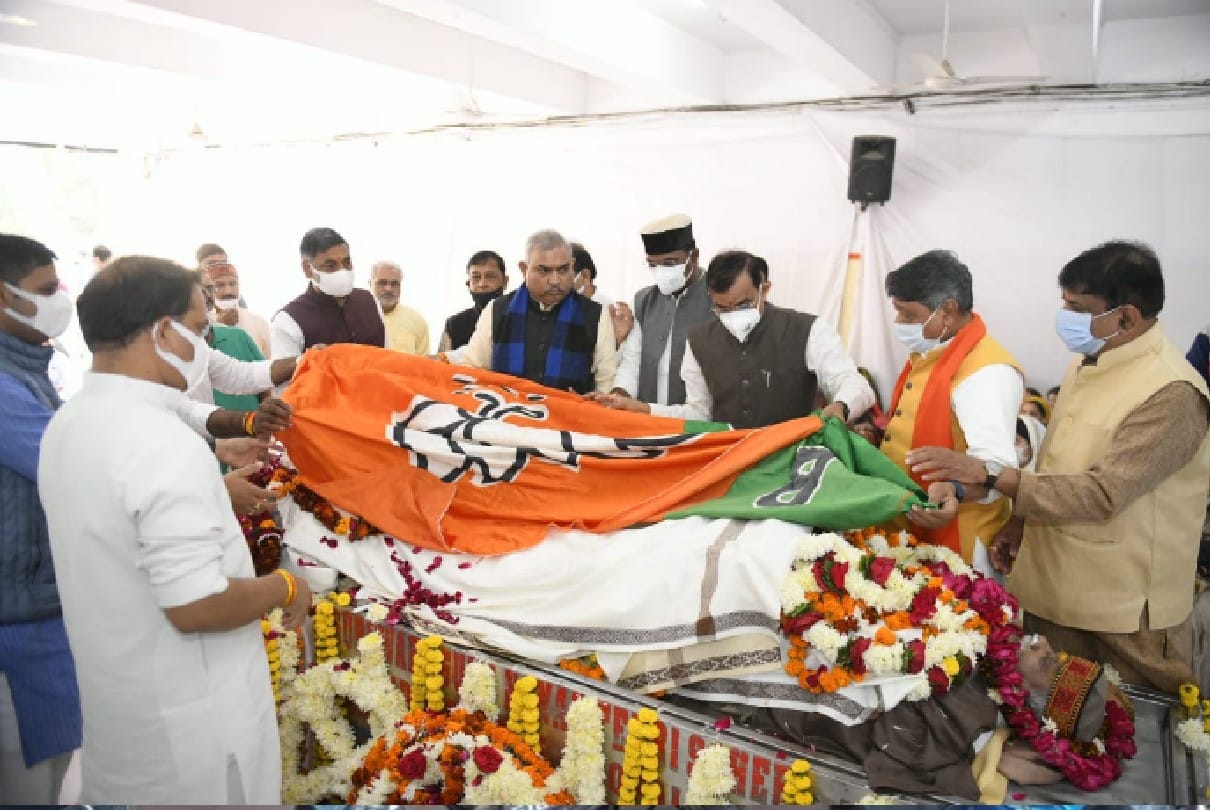 Madhya Pradesh: Bhagvatsharan Mathur merged in Panchatattva, BJP state president including leaders, workers paid tribute