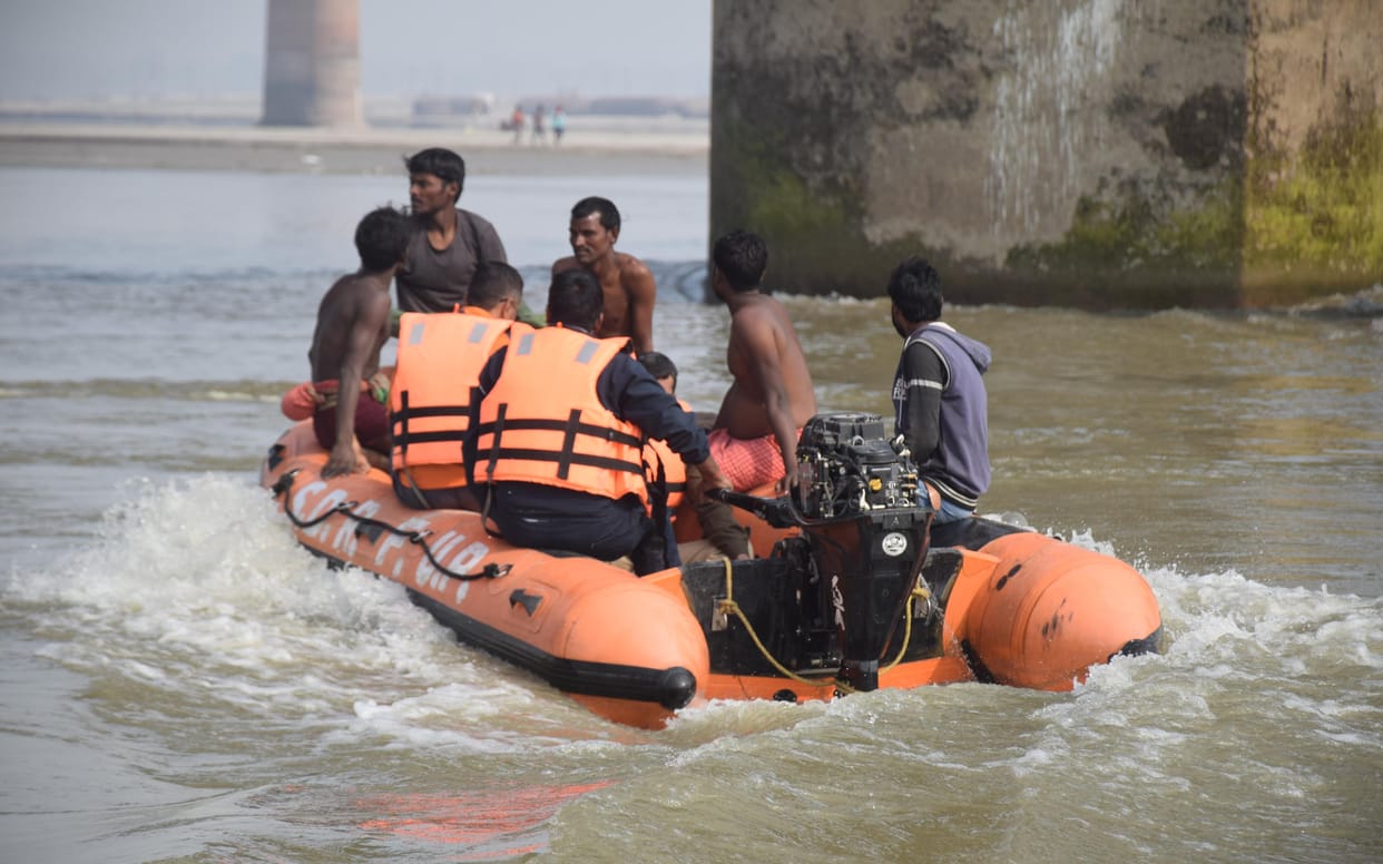 Heavy rush in construction of Pipa bridge, laborers flown in Ganga