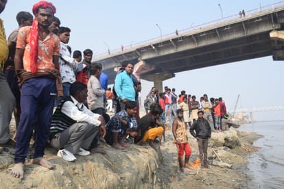Heavy rush in construction of Pipa bridge, laborers flown in Ganga