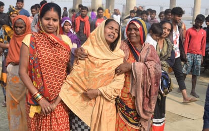 Heavy rush in construction of Pipa bridge, laborers flown in Ganga