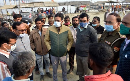Heavy rush in construction of Pipa bridge, laborers flown in Ganga