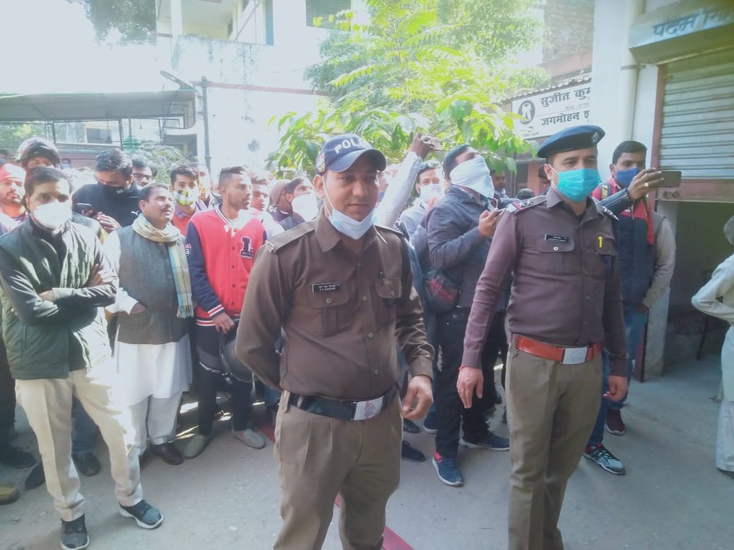 roorkee news: BJP leader climbing on a tree, sprinkled petrol on himself, stirred up, see photos
