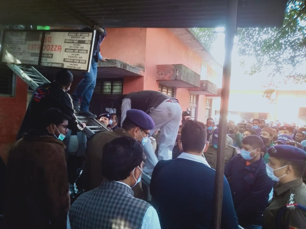 roorkee news: BJP leader climbing on a tree, sprinkled petrol on himself, stirred up, see photos