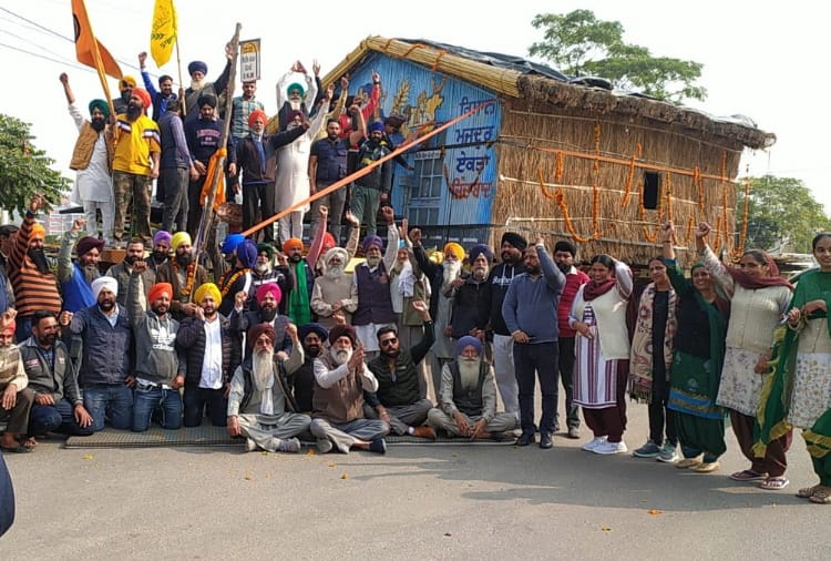 Farmers are bringing temporary huts and hospitals built during Kisan Andolan to villages.