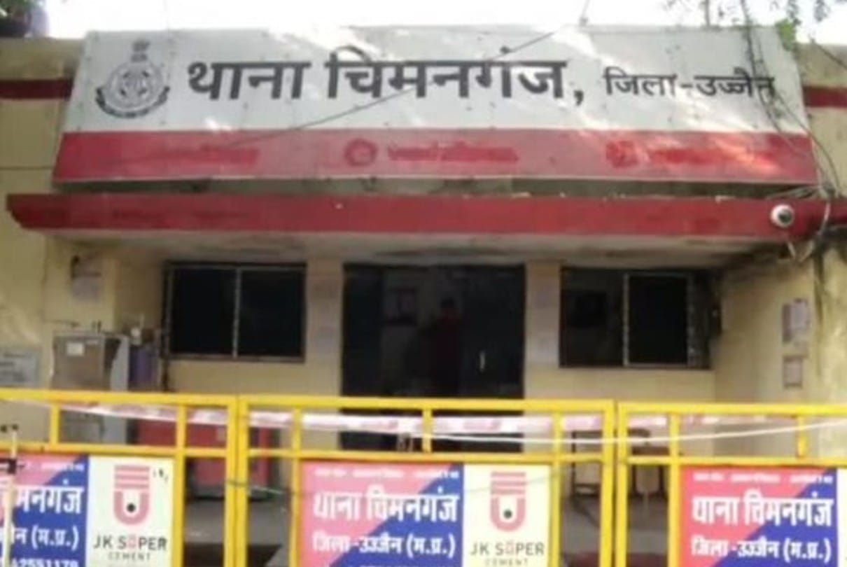 Ujjain: Two wife and father of three children took away 19 year old girl, police brought her from Gujarat
