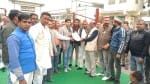 किसानों को लिखित में गन्ना भुगतान का आश्वासन देते यूनिट हेड यशराज सिंह