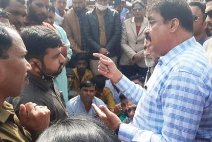 Dewas: Workers adamant on meeting the collector for the demand of outstanding money, if they don't come, they got jammed on the highway... a rally taken out in the city too