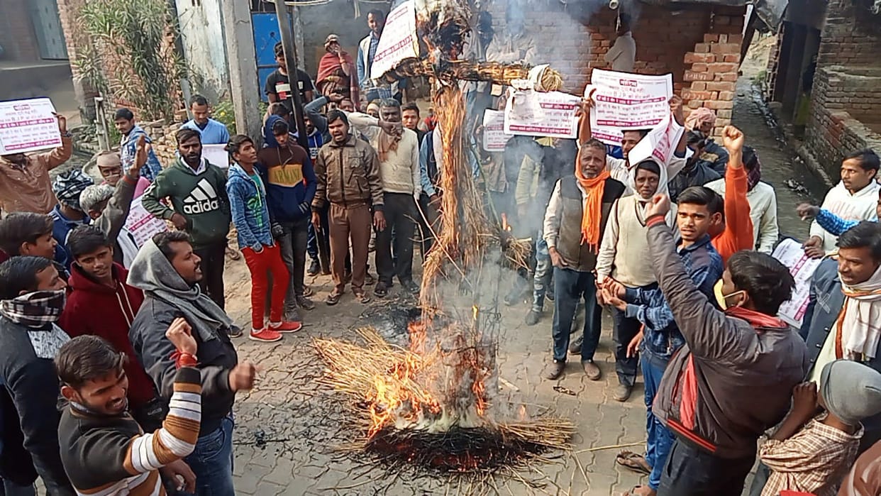 Hathras: MP's effigy burnt in protest against not categorizing caste