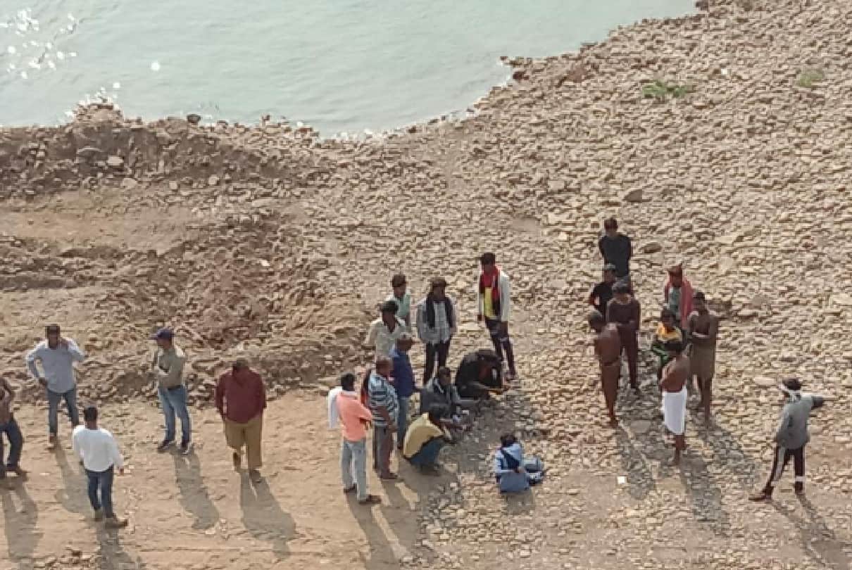 नर्मदा में कूदी छात्रा को मछुआरों ने बचा लिया।