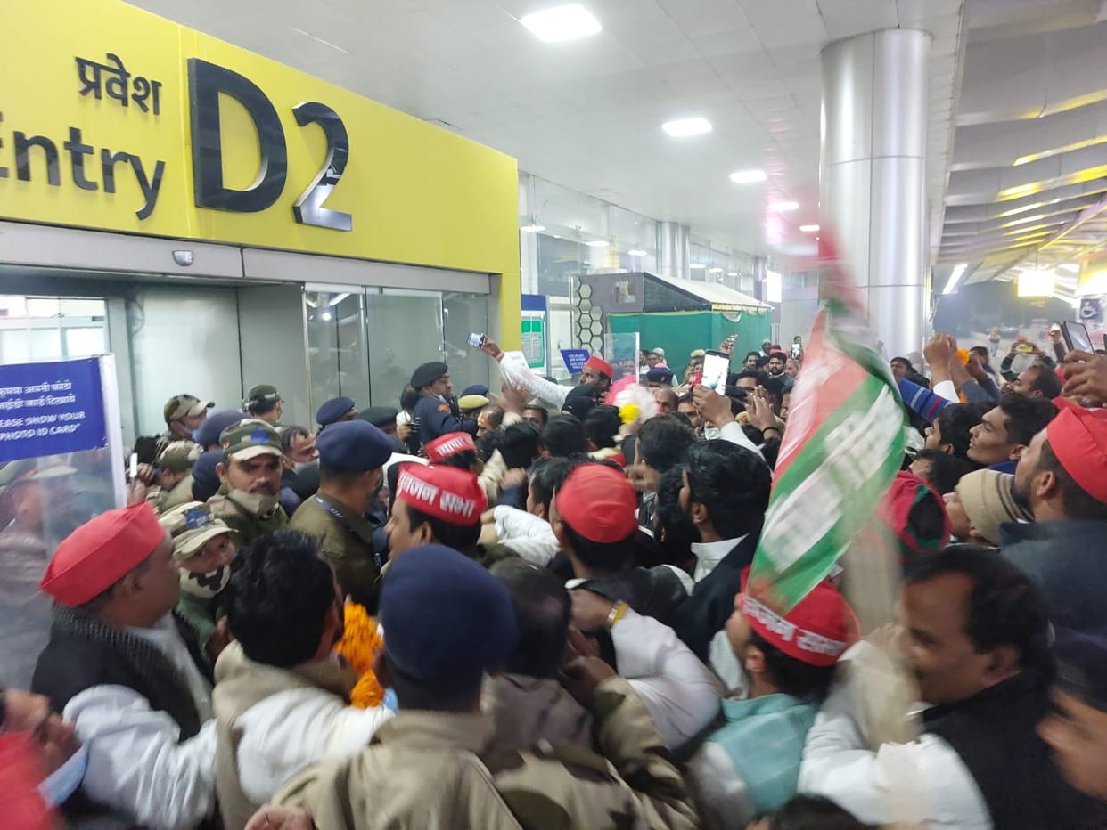 Akhilesh Yadav welcomed by samajwadi party workers at varanasi airport scuffle with  security personnel also