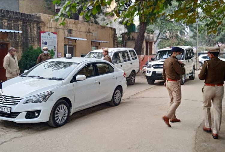 Servants stole two crores rupees from house of lawyer in Noida