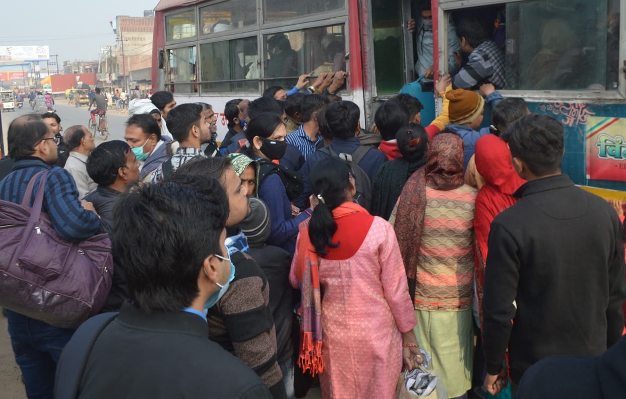 Hathras: Passengers upset due to shortage of buses, fight broke out