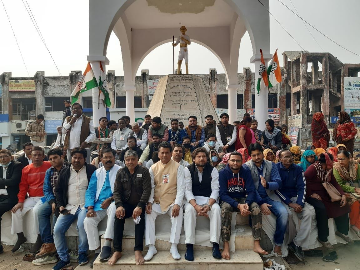 Mathura: Congress staged a sit-in and demanded resignation from the Minister of State for Home
