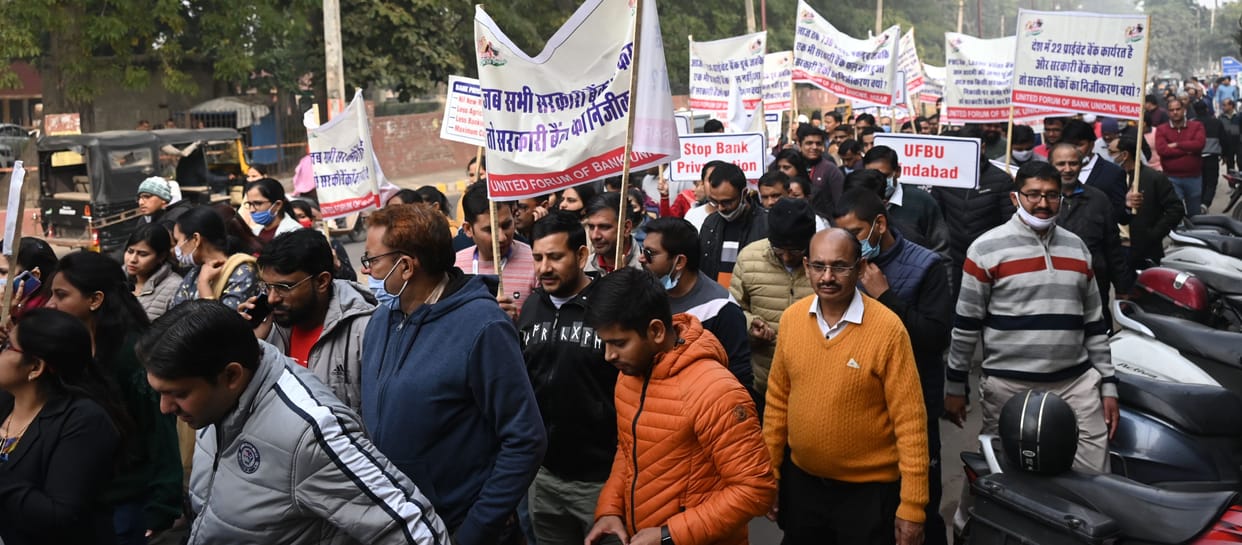Employees of 250 branches of public sector banks are on strike, transactions worth Rs 100 crore affected