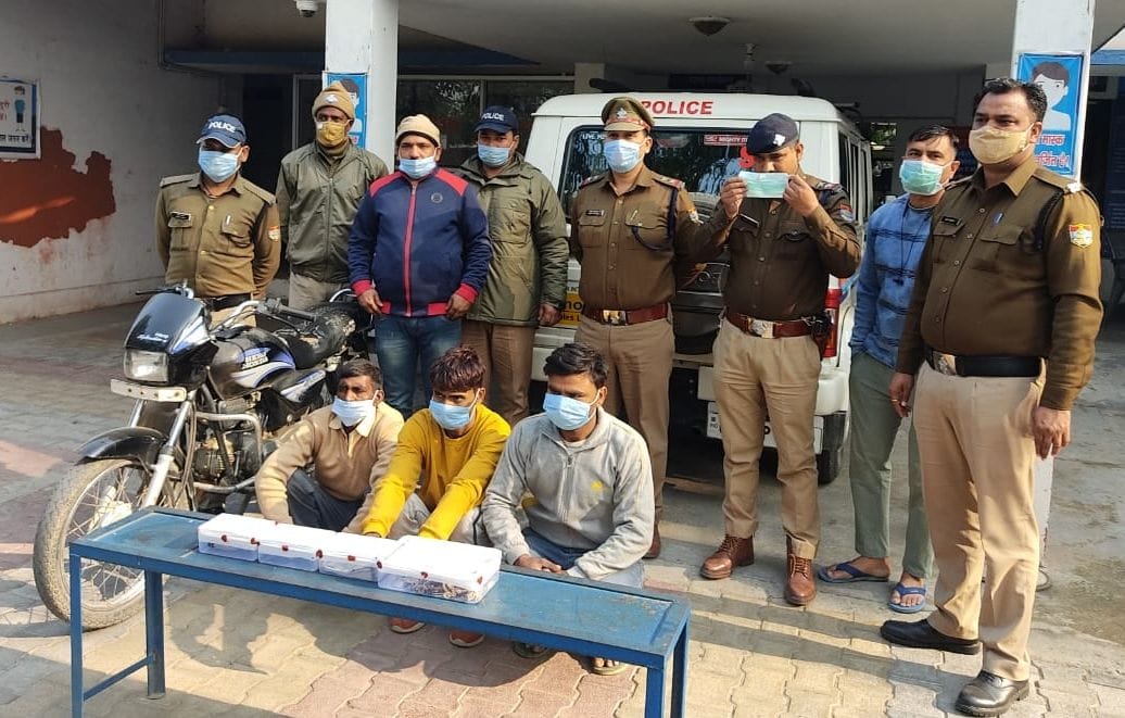 Three arrested for stealing lakhs from homes
