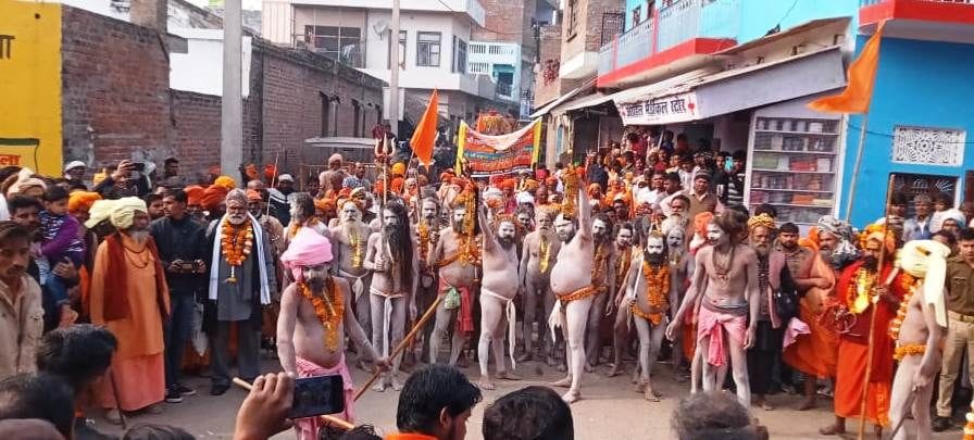 Sadhus showed feats, took out the ink and took a royal bath