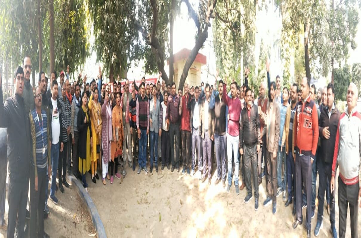 bank strike against privatization 500 crore business affected in Varanasi employees demonstrated