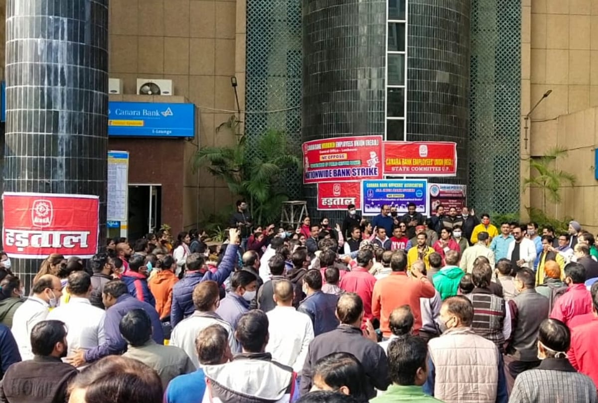Bank employees on strike against privatisation.