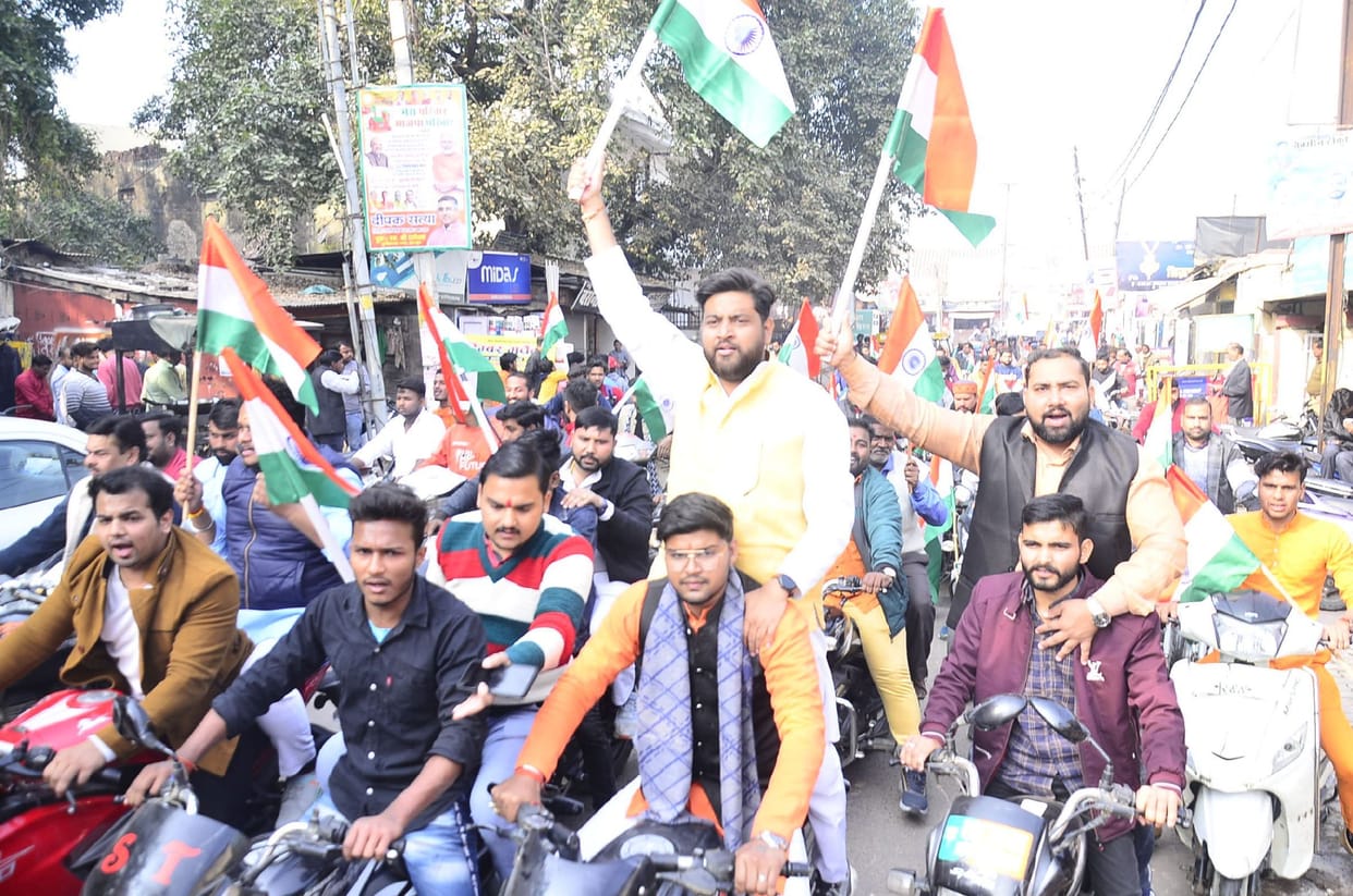Tricolor traveled with zeal